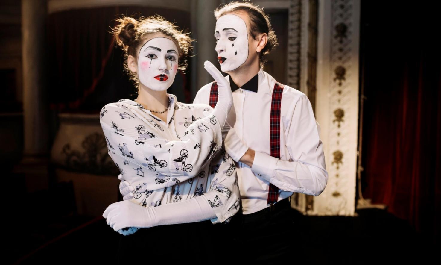 Студенти виконують групову вправу з невербальної комунікації