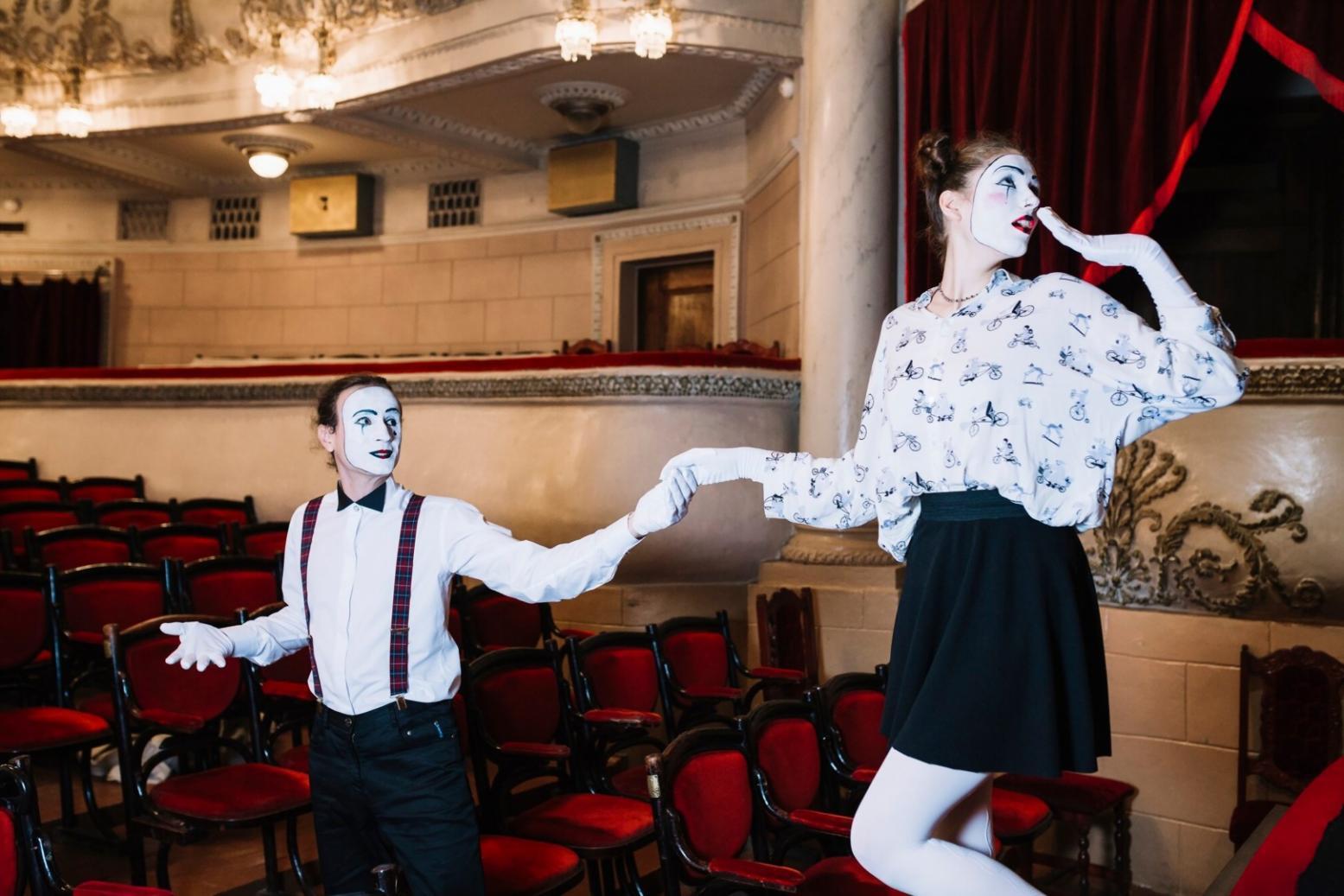 Студенти практикують акторську майстерність під час майстер-класу